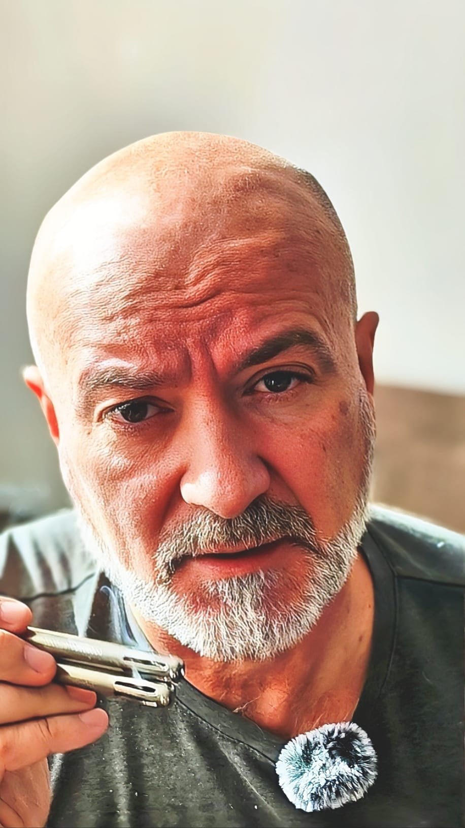 Eladio Rodr&iacute;guez mostrando un reionki de cobre cromado de ITOTHERMIE